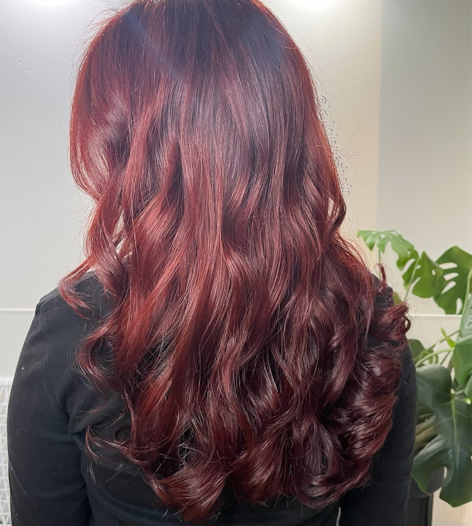 Burgundy waves with photographer credit @kylaloveshair visible on the original photo